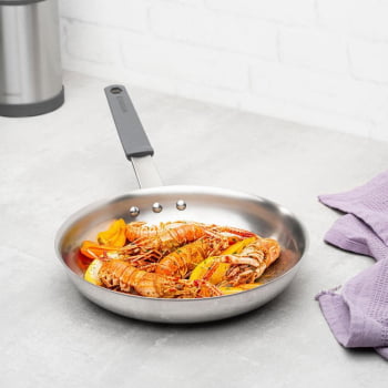 Frigideira Tramontina Professional Em Inox Fundo Triplo e Cabo Com Luva De Silicone 20 cm 62333200