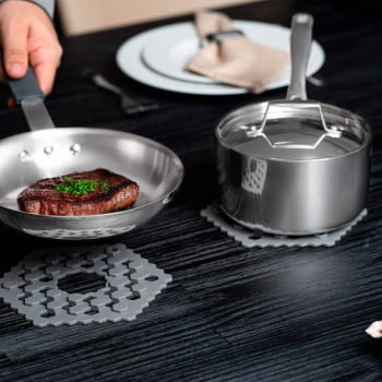 Frigideira Tramontina Professional Em Inox Fundo Triplo e Cabo Com Luva De Silicone 20 cm 62333200