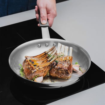 Frigideira Tramontina Professional Em Inox Fundo Triplo e Cabo Com Luva De Silicone 26 cm 62333260