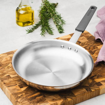 Frigideira Tramontina Professional Em Inox Fundo Triplo e Cabo Com Luva De Silicone 30 cm 62333300