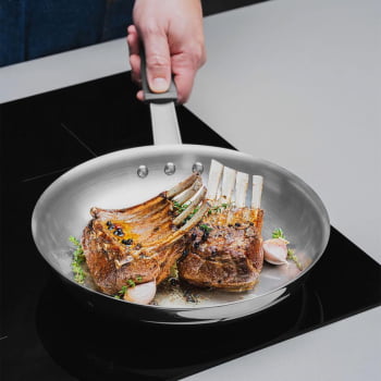 Frigideira Tramontina Professional Em Inox Fundo Triplo e Cabo Com Luva De Silicone 30 cm 62333300