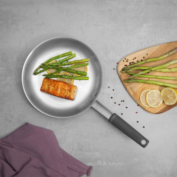 Frigideira Tramontina Professional Em Inox Fundo Triplo e Cabo Com Luva De Silicone 30 cm 62333300