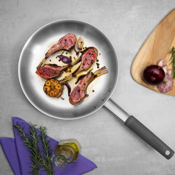 Frigideira Tramontina Professional Em Inox Fundo Triplo e Cabo Com Luva De Silicone 30 cm 62333300