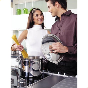 Espagueteira Tramontina Solar em Aço Inox Fundo Triplo com Tampa e Alças 24 cm 7,7 L 62517240